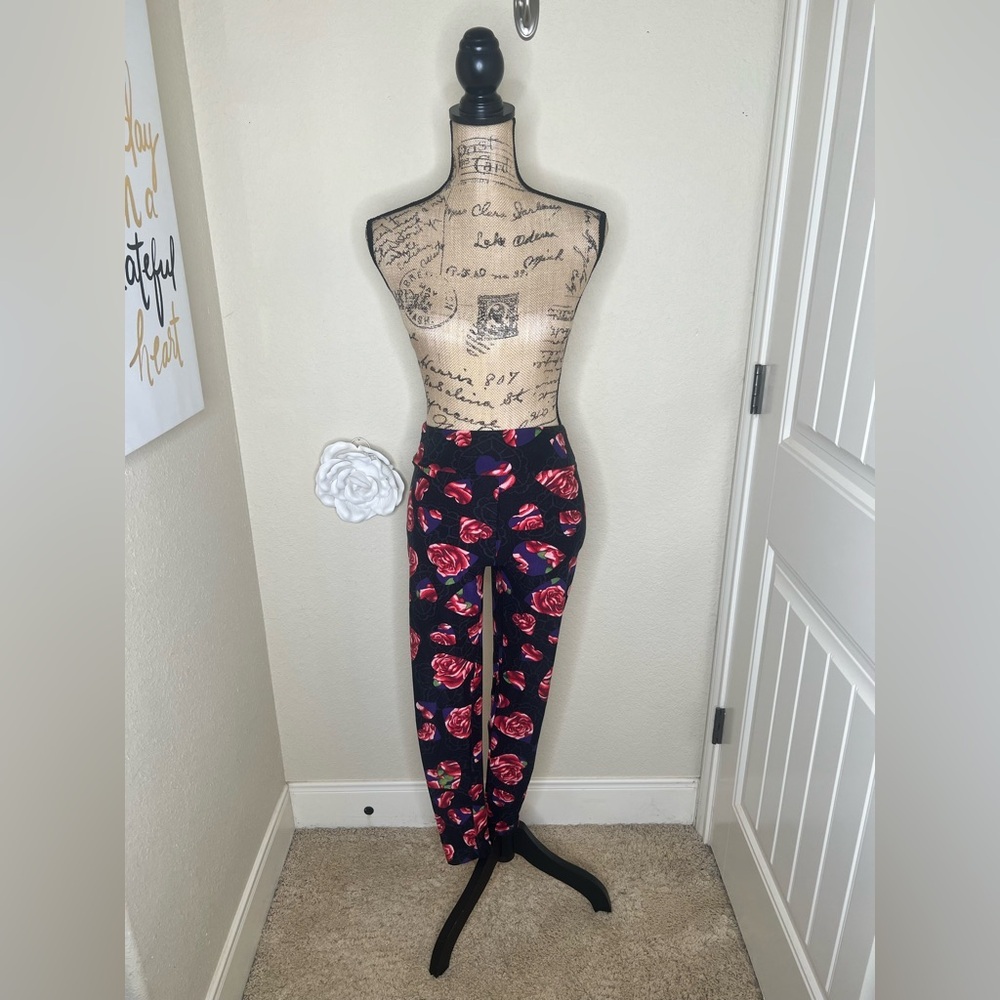 NTM: LuLaRoe Valentines Unicorn Black Lace with Hearts & Roses Print Sz OS - Picture 2 of 14
